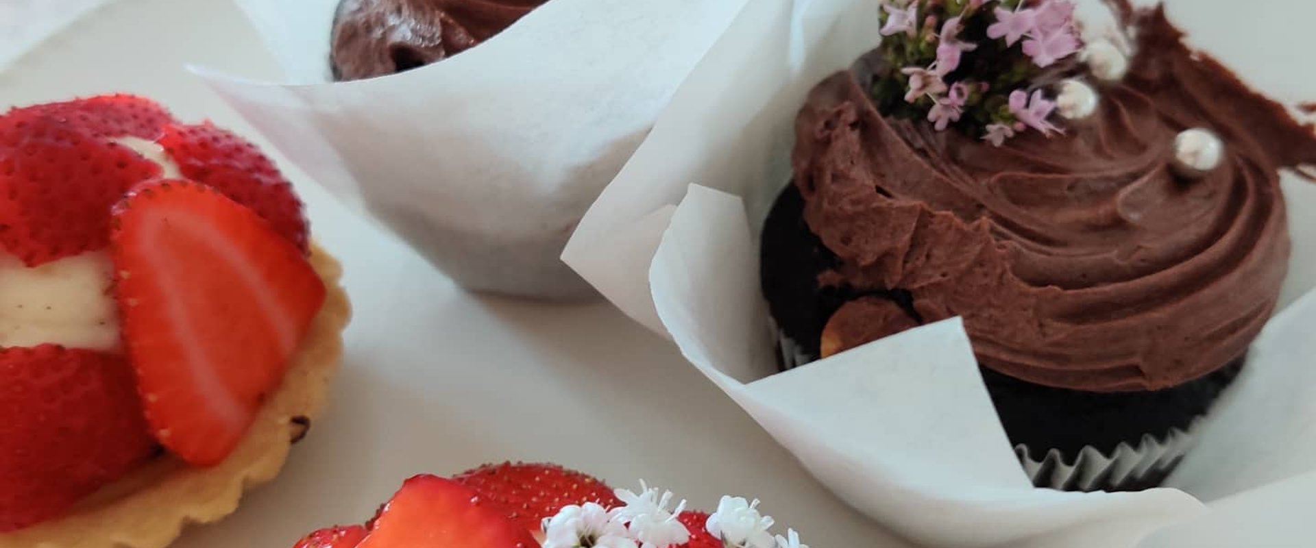 Friskbagte kager og chokoladeforme i bageriet