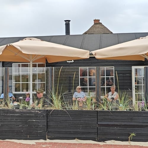 Gæster på caféterrassen